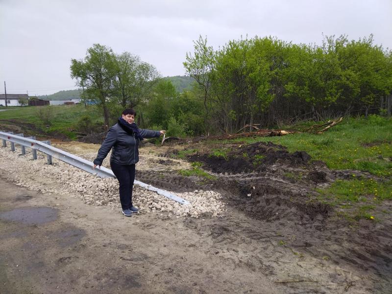 Общественники осмотрели ремонт бетонной водопропускной трубы в с.Шалкино.