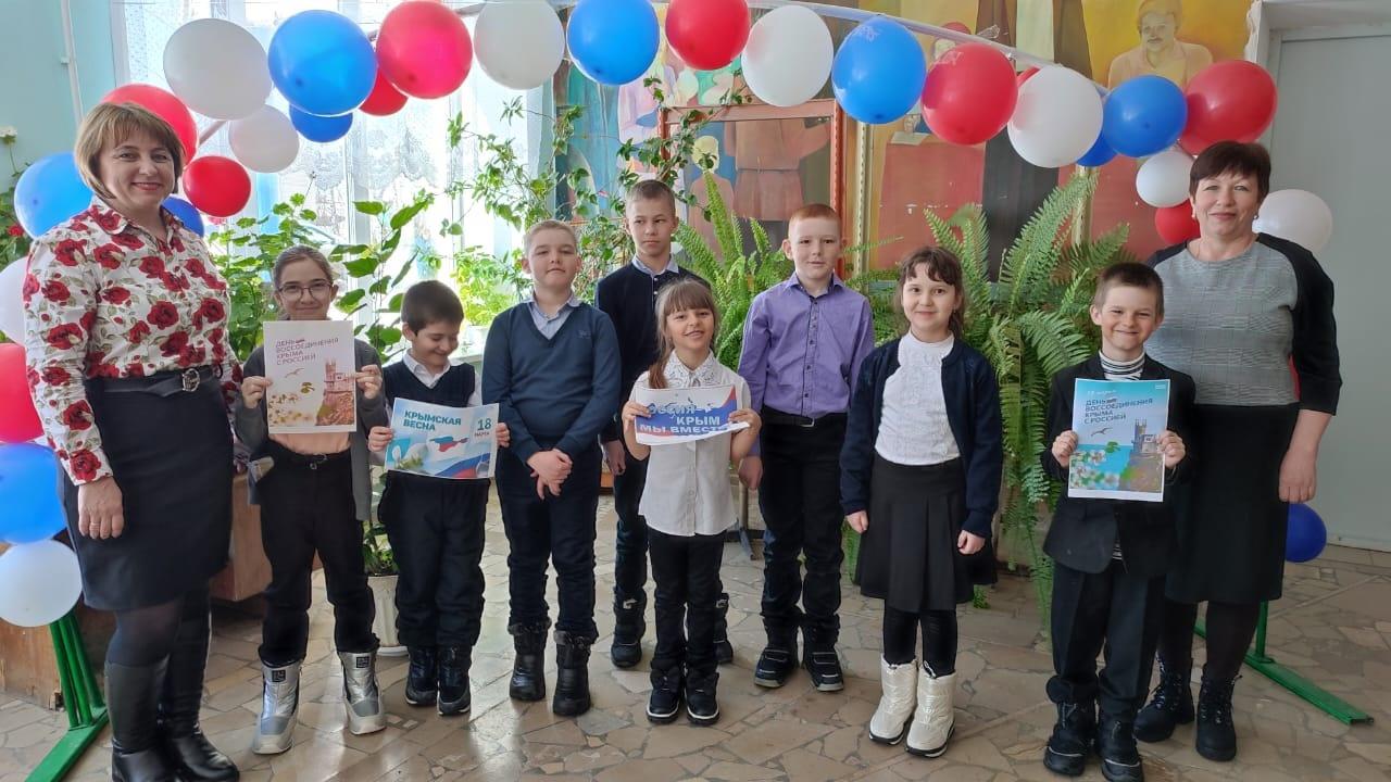 В Октябрьском СДК прошла видео-программа посвящённая присоединению Крыма к России.