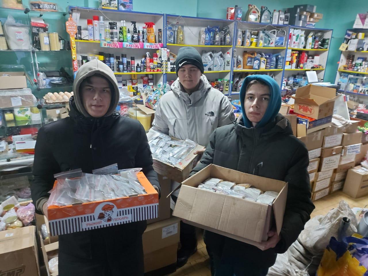 Студенты техникума помощь в доставке продуктов к пункту гуманитарной помощи.