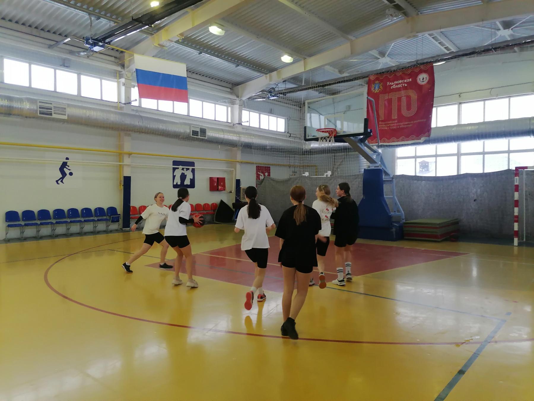 В Павловке проходит первенство по стритболу.