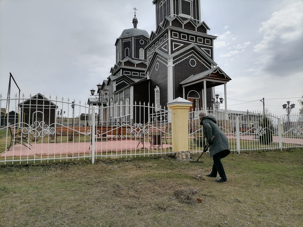 Холстовского СДК приняли участие в уборке территории Храма Архангела Михаила.