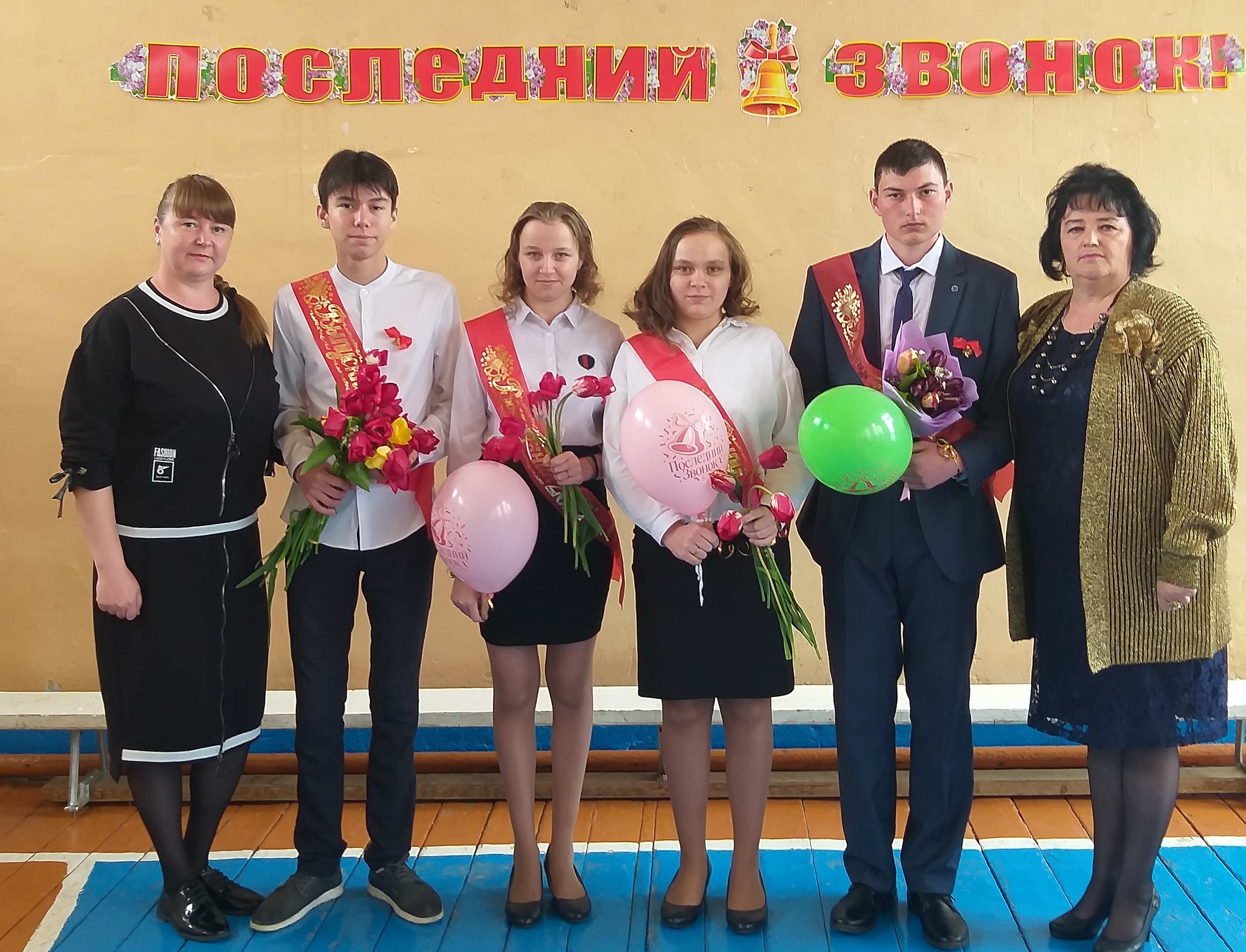 Культработники Тат-Шмалакского СДК поздравили выпускников.