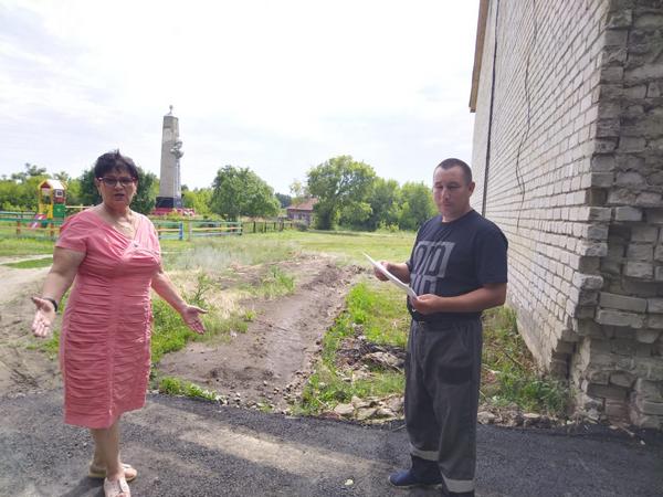 Общественники осмотрели после ремонта асфальтобетонного покрытия площадку у Шиковского сельского клуба