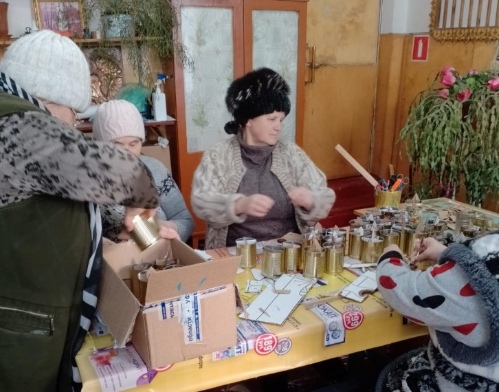 В Илюшкинском сельском клубе занимаются изготовлением блиндажных свечей.
