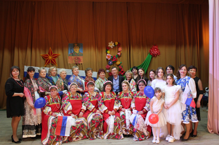 В Октябрьском прошел праздничный концерт "Для мужчин и женщин".