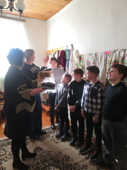 Культработники Тат-Шмалакского СДК, совместно со школьниками посетили музей при ЦАД &quot;Чишмэ&quot;.