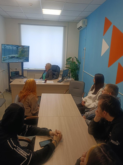 Для выпускников Павловского техникума провели экскурсию по обновленному филиалу службы занятости.