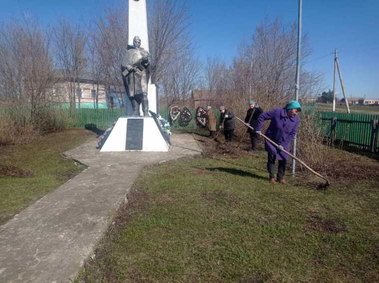 В Павловском районе приводят в порядок памятники.